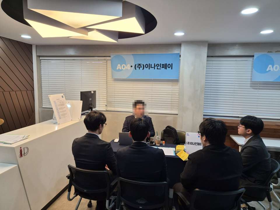 커리어매칭데이 기업 채용부스에서 학생들이 기업 관계자와 상담하는 모습. 관계자 얼굴은 모자이크 처리됨