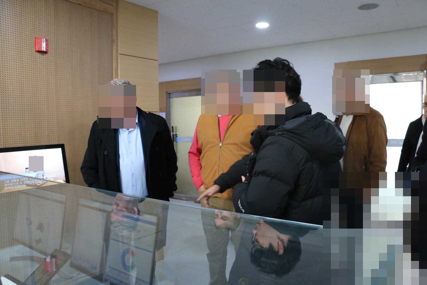호주 교육·공공기관 관계자, 빅데이터소프트웨어과 방문 활동 사진(자동 얼굴 모자이크 적용)