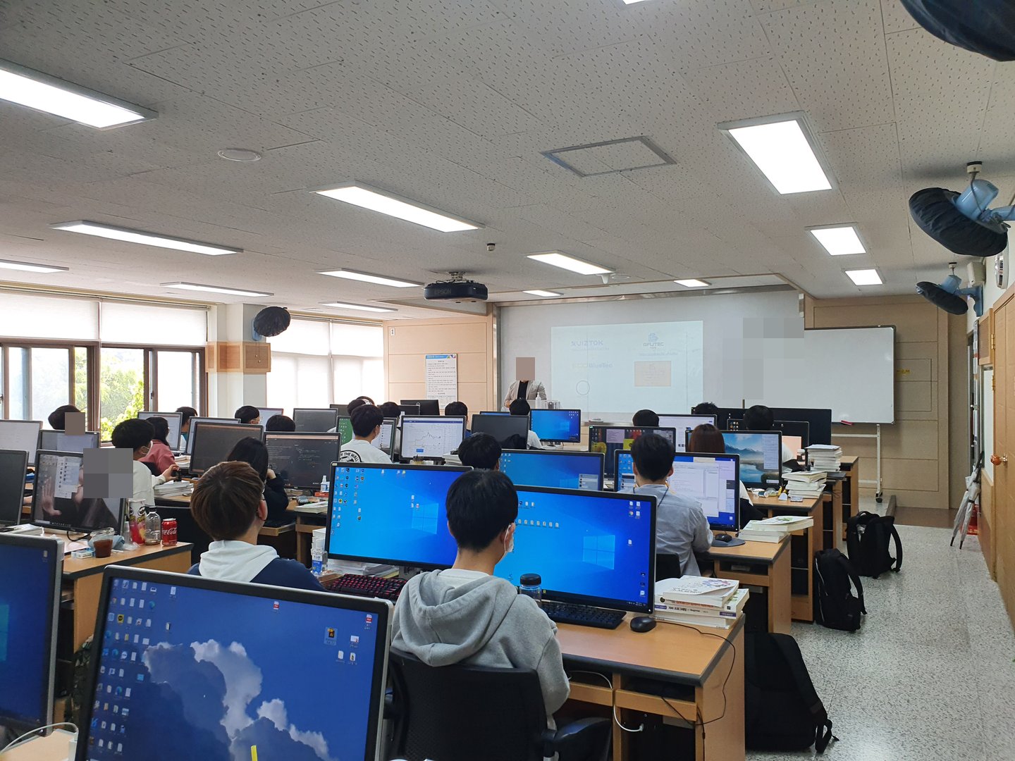 블록체인 기술과 전망에 대한 특강 진행 활동 사진 2