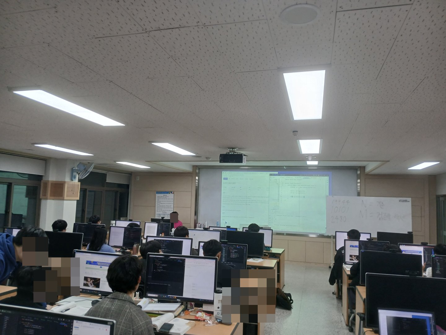 2학년 선배들의 자바 멘토링! 신입생 대상 야간 프로그래밍 교육 진행 활동 사진(자동 얼굴 모자이크 적용)