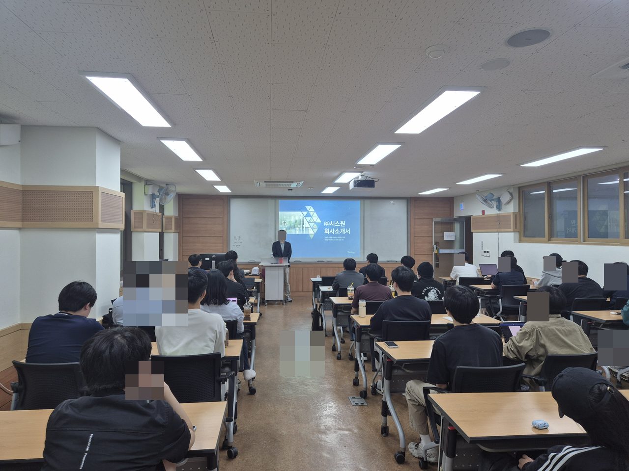 (주)시스원 손병홍 이사님 특강! AX시대가 요구하는 인재상과 IT기술 트렌드 활동 사진(자동 얼굴 모자이크 적용)