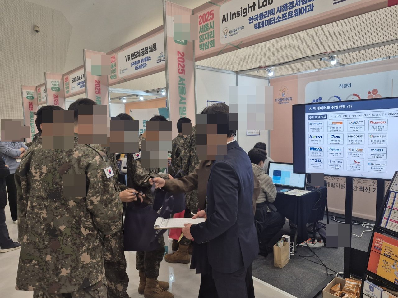 2025 서울시 일자리박람회 – AI 인사이트랩 SNS분석 체험 부스 운영 활동 사진 2