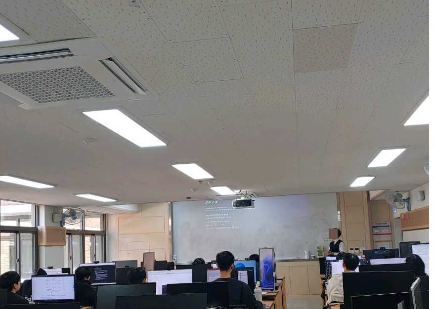 AI 산업 트렌드 및 취업역량 강화 특강 실시 활동 사진(자동 얼굴 모자이크 적용)