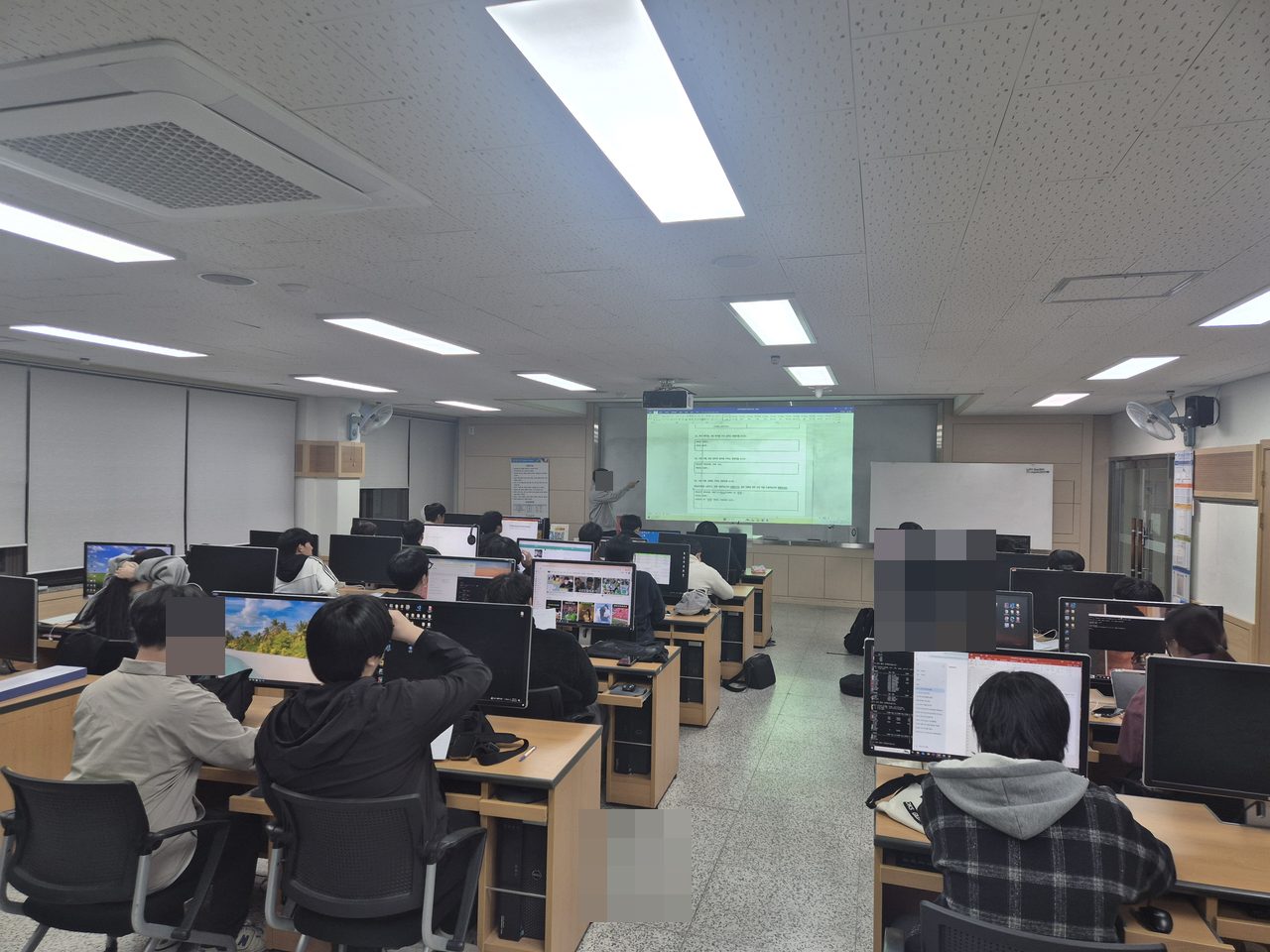 SQL 퀴즈 풀이 특강 진행! 실전 문제 해결 역량 강화 활동 사진(자동 얼굴 모자이크 적용)
