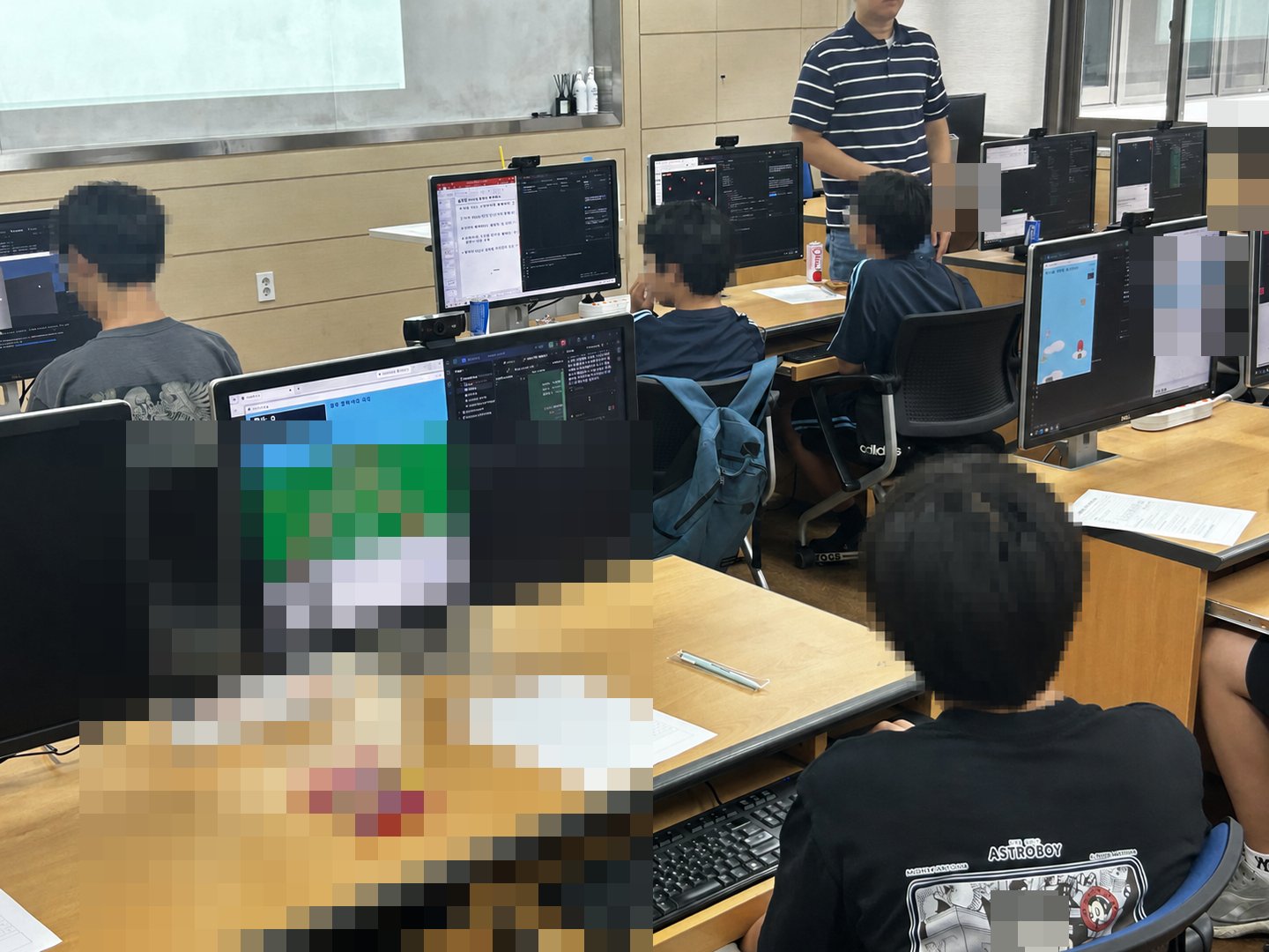 동명중학교 학생 대상 AI 바이브코딩 체험 활동 사진(자동 얼굴 모자이크 적용)