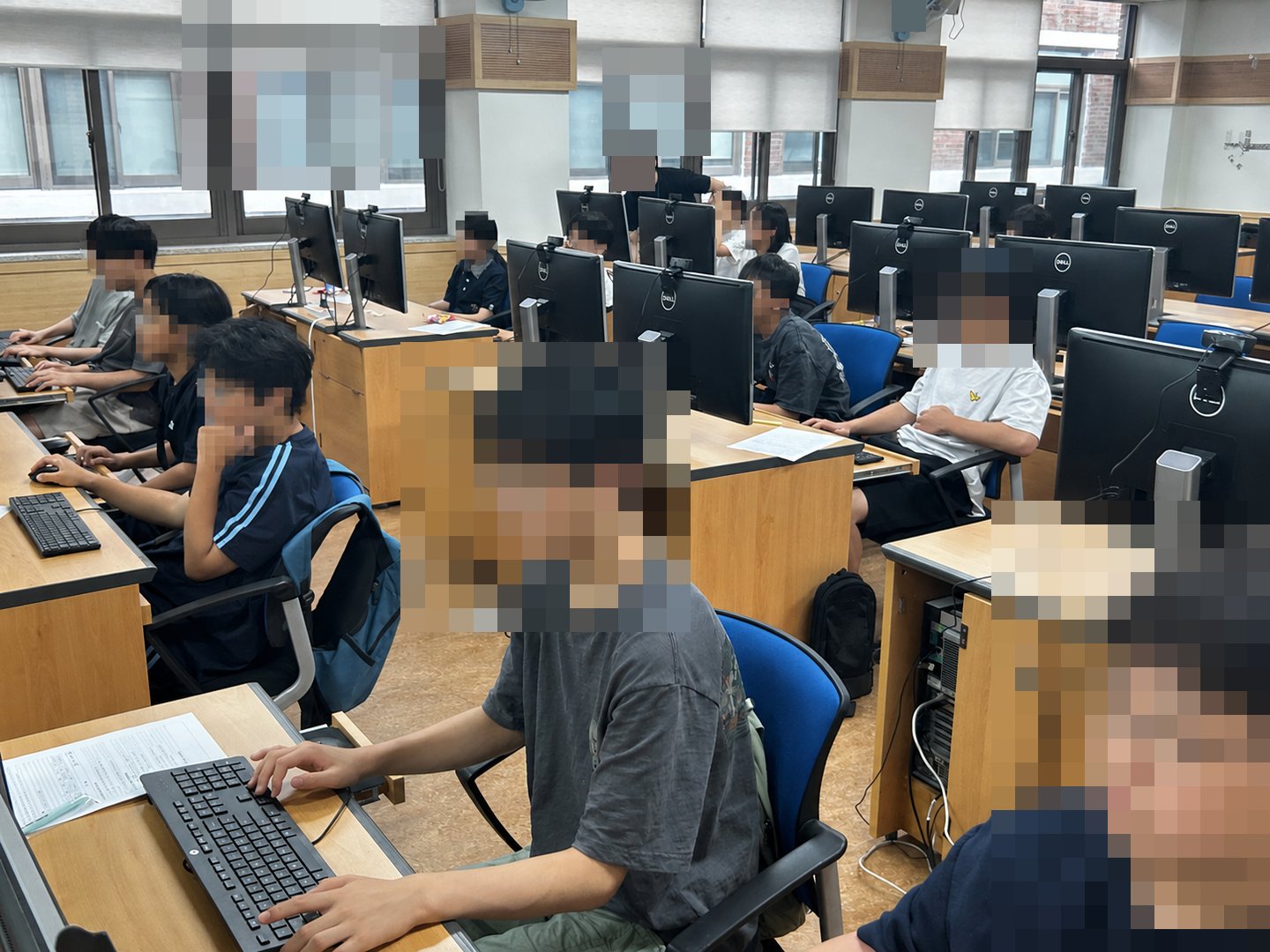 동명중학교 학생 대상 AI 바이브코딩 체험 활동 사진 2