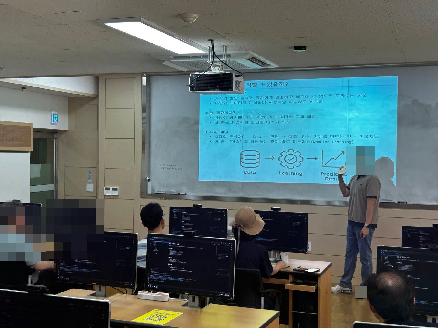 일반인 대상 생성형 AI 바이브코딩 실습 교육 활동 사진(자동 얼굴 모자이크 적용)