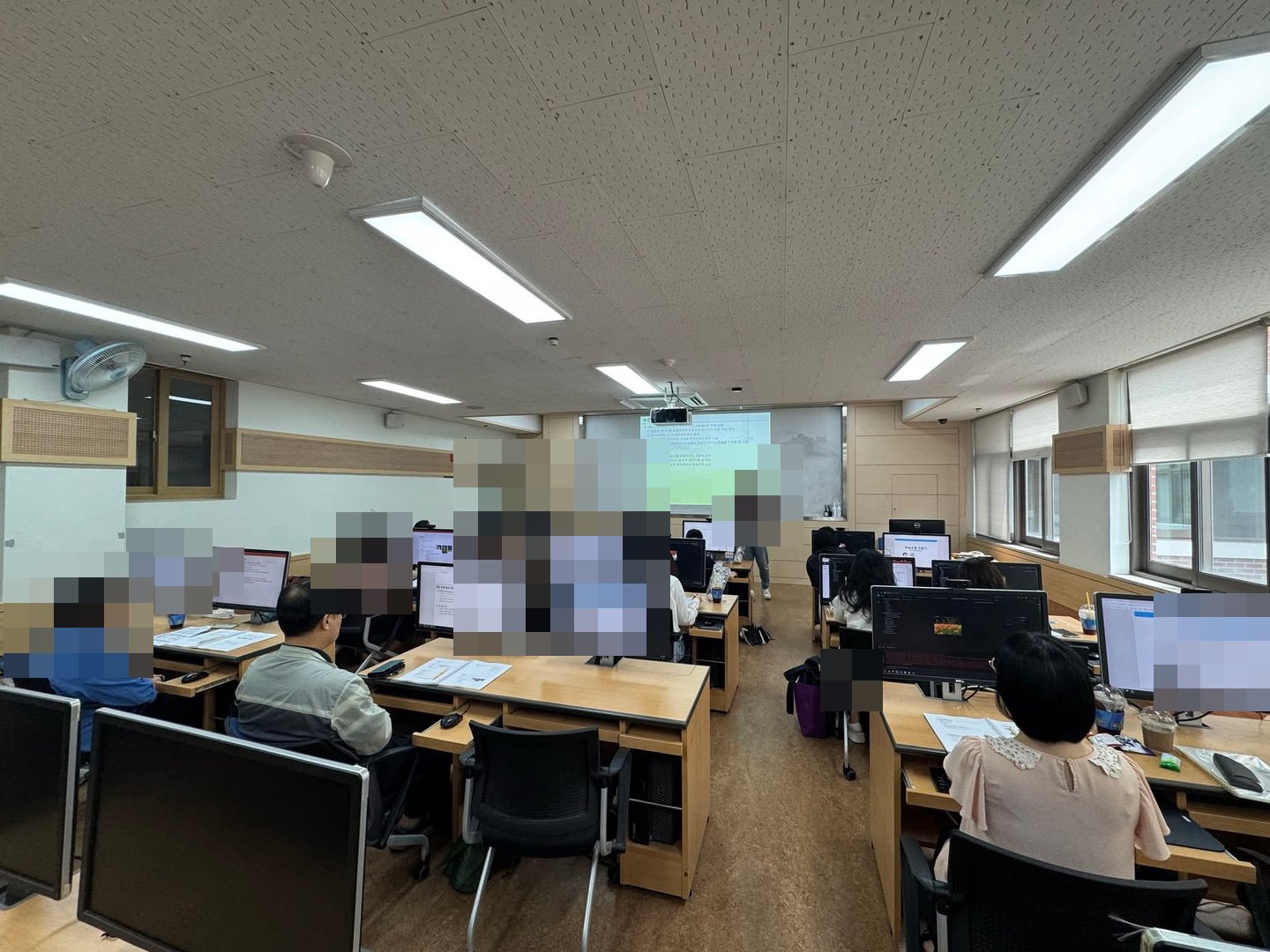 고등학교 교사 대상 인공지능·LLM 실습 연수 활동 사진(자동 얼굴 모자이크 적용)