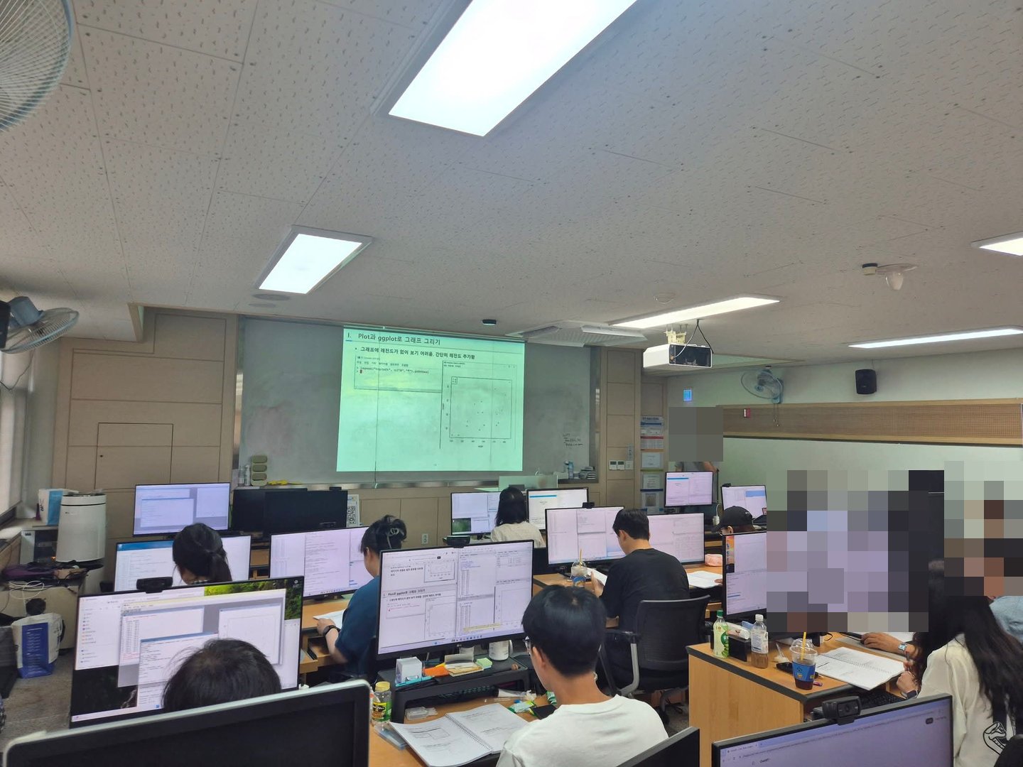 고등학교 교사 대상 생성형 AI·R 데이터 분석 연수 활동 사진(자동 얼굴 모자이크 적용)
