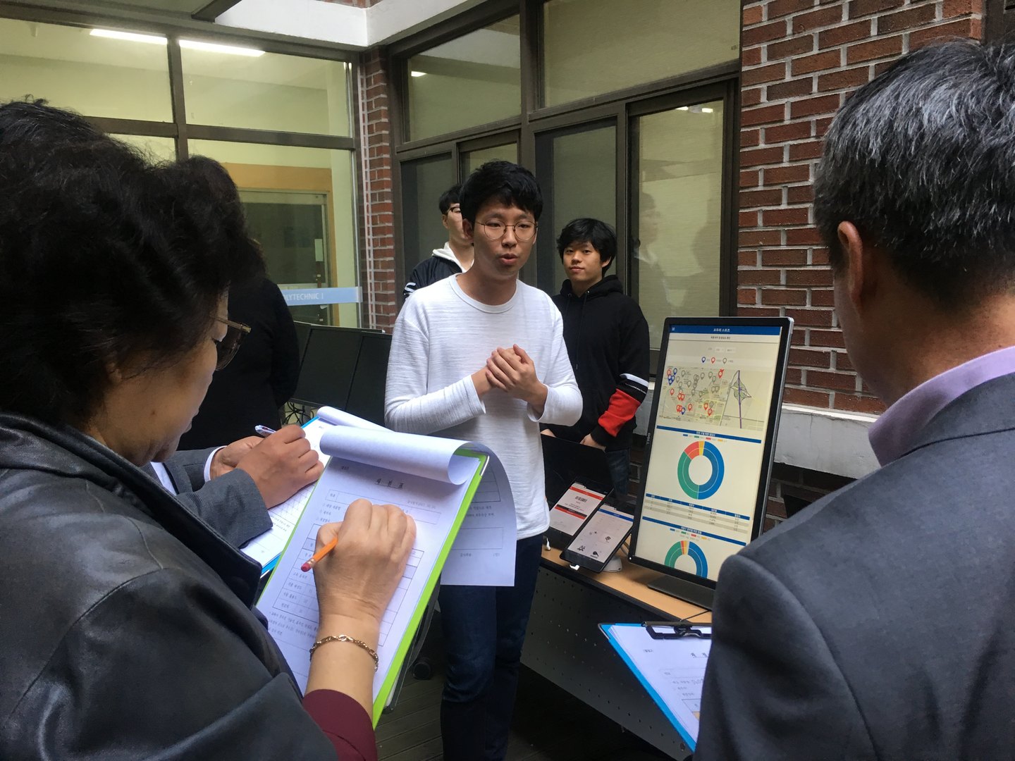 빅데이터소프트웨어공학과 1회 졸업생 대상 졸업 작품 전시회 활동 사진 1