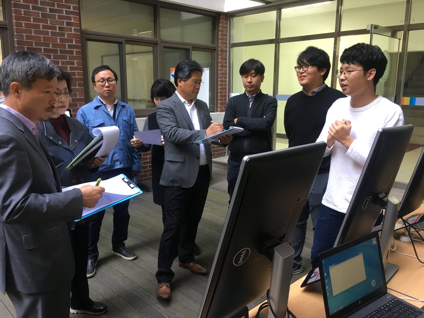 빅데이터소프트웨어공학과 1회 졸업생 대상 졸업 작품 전시회 활동 사진 2
