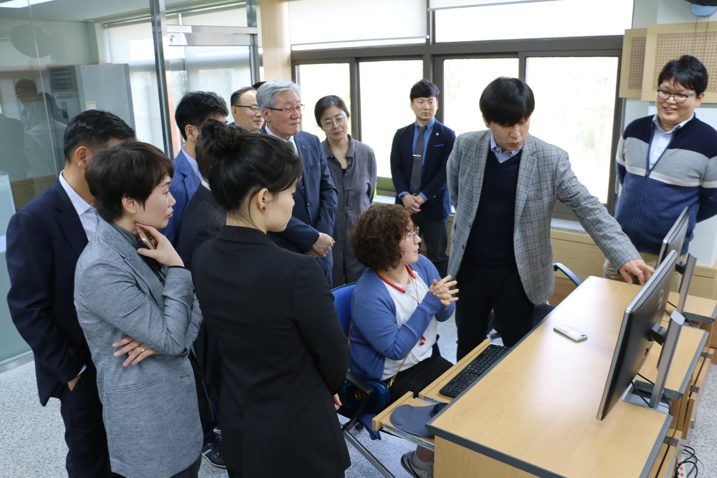 산업통상자원부 이승우 국장 및 고용노동부 고위공무원 빅데이터전문학과인 빅데이터소프트웨어공학과 방문 활동 사진 1