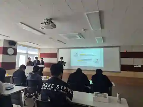 기업 실무진과 학생들이 SQL 성능 개선 프로젝트 발표회에서 발표하고 평가를 받는 강의실 현장